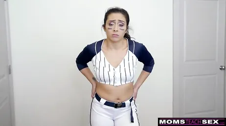 This is how he leaves his girlfriend's stepmother's pussy dripping with milk