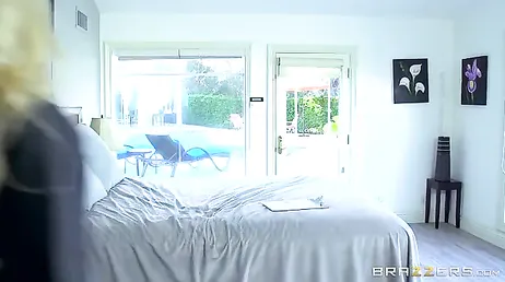 Sie kam, um ihrer Freundin zu helfen, und fickte schließlich ihren Freund