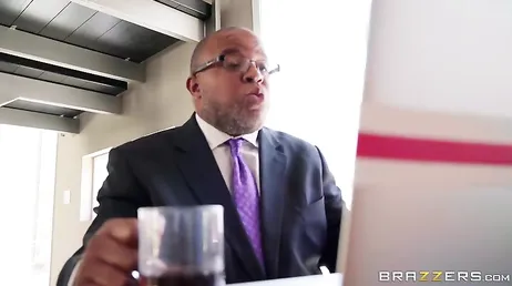 I videokonferens med chefen medan pojkvännen äter upp hennes fitta