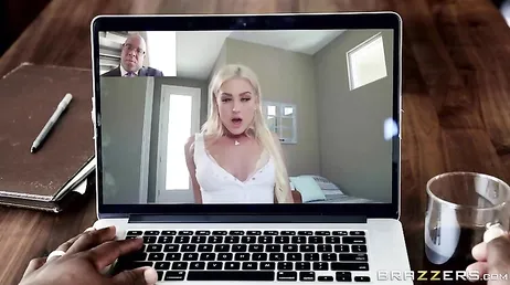I videokonferens med chefen medan pojkvännen äter upp hennes fitta