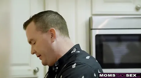 Il baise la copine et la mère et le père ne sait rien