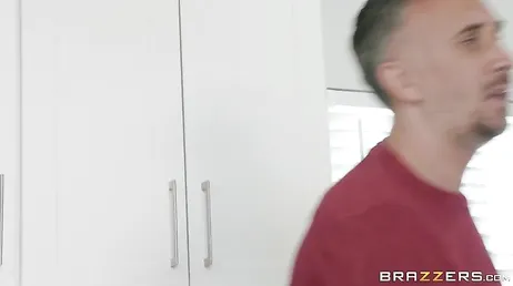 Ik let meer op haar twee grote tieten dan op wat ze me vertelt.