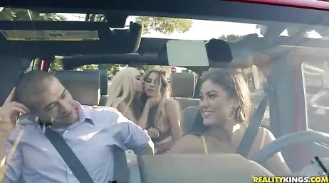 Quelle orgie il fait dans la voiture avec ces trois putains de jeunes filles !!