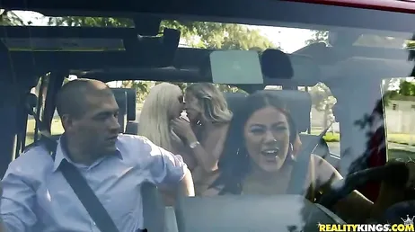 Quelle orgie il fait dans la voiture avec ces trois putains de jeunes filles !!