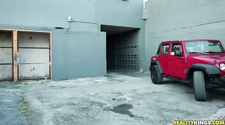 Quelle orgie il fait dans la voiture avec ces trois putains de jeunes filles !!