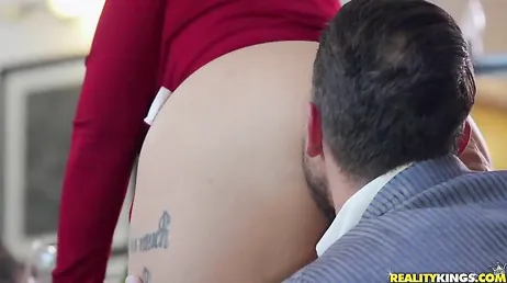 L'ami de son mari la baise pendant que la famille fait une sieste