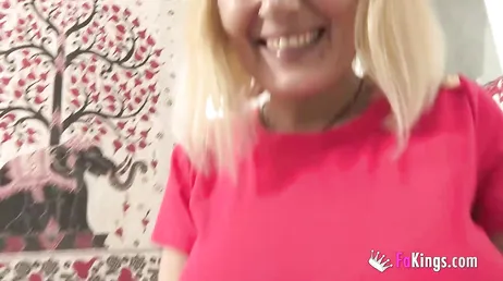 La tettona MILF spagnola Nuria scopa una ventenne