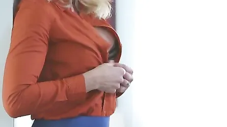 Voir comment ils baisent ma fille m'a rendu plus que excitée !!
