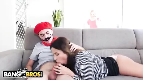 Pendant que sa copine parle au téléphone dehors je lui mange la bite