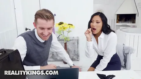 Der Regisseur behält den Arsch der Praktikantin im Auge, einer jungen orientalischen Frau...!!
