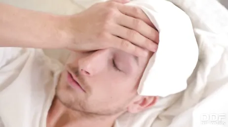 Ich habe leichtes Fieber, Krankenschwester Lexi Dona kommt mich nach Hause besuchen