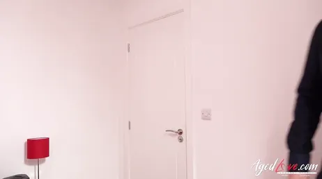 L'agente immobiliare scopa il suo potenziale cliente, questo è un acquisto fisso!