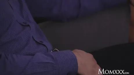 Si elle soulève sa jupe et lui montre ses fesses, c'est qu'elle veut de la bite