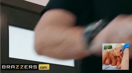 Ele espiona o marido e a esposa transa com ela, ele é um cara legal