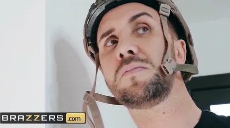 Ele espiona o marido e a esposa transa com ela, ele é um cara legal