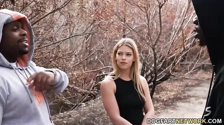 La belle Leah Lee pourra-t-elle gérer ces deux blacks ?