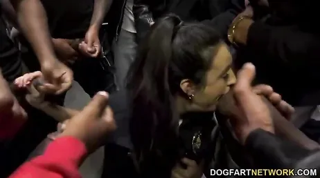 Die Polizistin Eliza Ibarra wird schwarze Schwänze essen