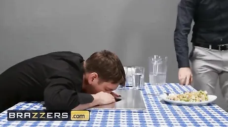 Een goede maaltijd en als toetje anaal neuken met de serveerster