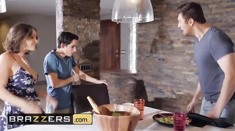 Un collega mi invita a mangiare a casa sua e così è finito con sua madre