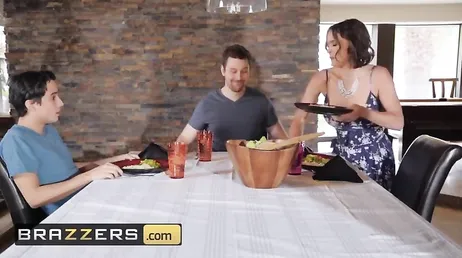 Un collega mi invita a mangiare a casa sua e così è finito con sua madre