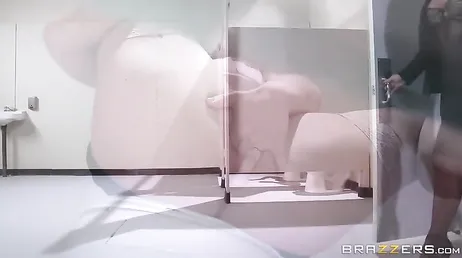 Mentre uno fa la pipì l'altro si masturba, è il bagno delle donne