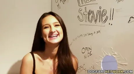 Om en stor svart kuk kommer ut ur väggen knullar Eliza Ibarra den utan att tveka