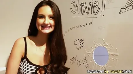 Om en stor svart kuk kommer ut ur väggen knullar Eliza Ibarra den utan att tveka