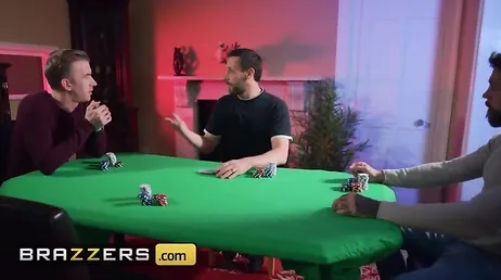Une partie de poker se termine avec la fille écartant les jambes sur la table