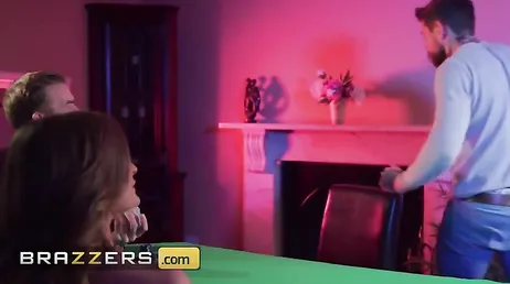 Une partie de poker se termine avec la fille écartant les jambes sur la table