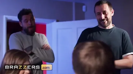 Une partie de poker se termine avec la fille écartant les jambes sur la table