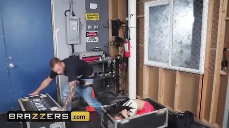 Han smyger in i studion och knullar operatören så att han inte berättar