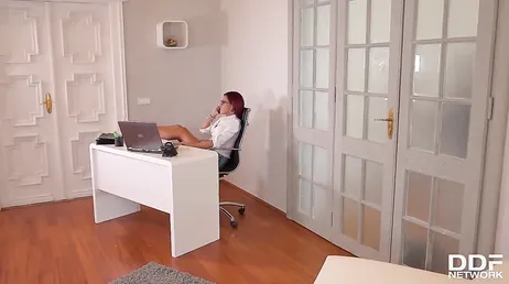 Hon blev kåt när hon såg städpojkens rumpa lite