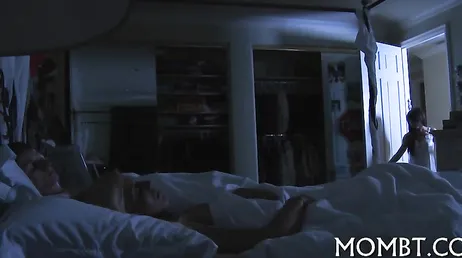 Mamãe me obriga a fazer sexo com ela, caramba, ela me explode