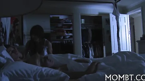 Mamãe me obriga a fazer sexo com ela, caramba, ela me explode