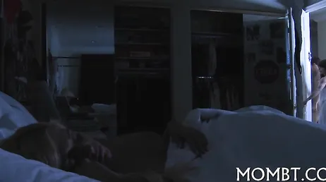 Mamãe me obriga a fazer sexo com ela, caramba, ela me explode