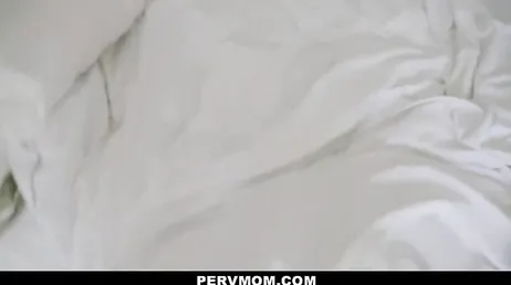 Filho, você estava se masturbando com uma das minhas calcinhas? você será pervertido!
