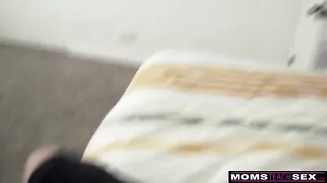 Fils, tu te branles toute la journée, ta mère vient t'aider avec ça