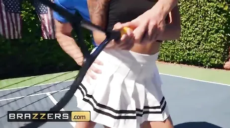 La jeune fille s'est blessée à l'entraînement au tennis et l'entraîneur l'a aidée