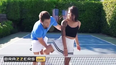 La jeune fille s'est blessée à l'entraînement au tennis et l'entraîneur l'a aidée