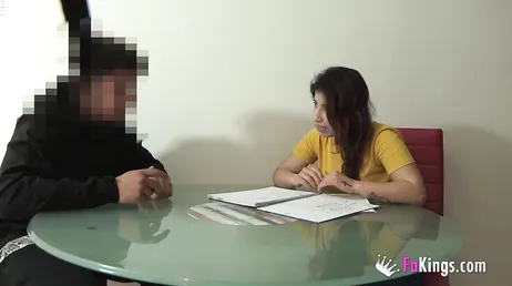 Ela gosta de brincar com os alunos, é assim que essa professora particular é...
