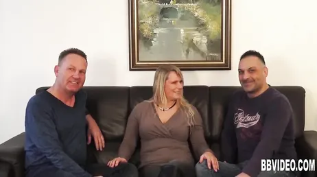 Ich teile meine Frau mit meinen Freunden, es ist mir egal, außerdem macht es mich an!!