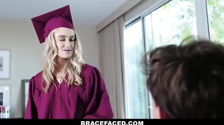 Zijn manier om zijn stiefzussen te feliciteren met hun afstuderen