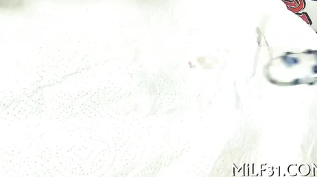 Era arrapata e si masturbava proprio quando il suo vicino l'ha morsa