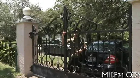 Era arrapata e si masturbava proprio quando il suo vicino l'ha morsa