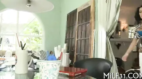 Era arrapata e si masturbava proprio quando il suo vicino l'ha morsa