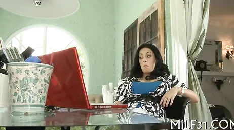 Era arrapata e si masturbava proprio quando il suo vicino l'ha morsa