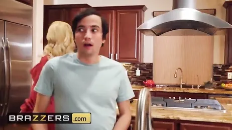 A mãe do colega mostra os seios para ele; Droga, que seios!