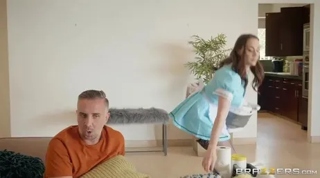 Städerskan ertappas när hon onanerar i köket