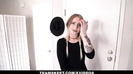 Porrdebut av en vacker och vild tatuerad tjej