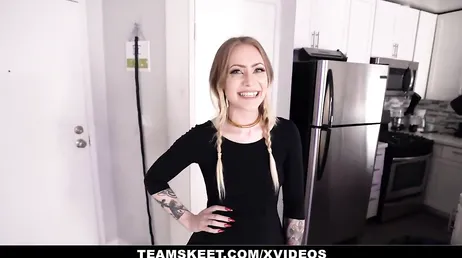 Porrdebut av en vacker och vild tatuerad tjej